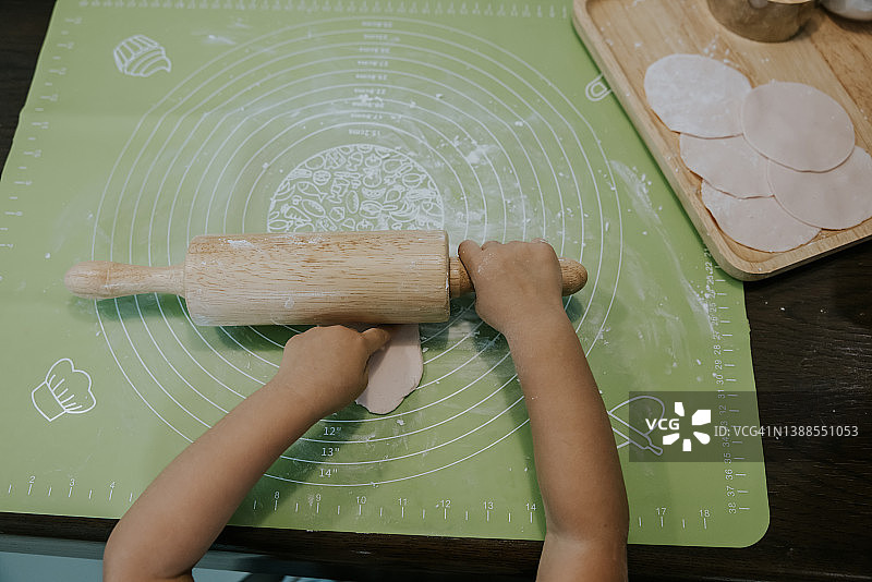 小厨师准备饺子面团图片素材