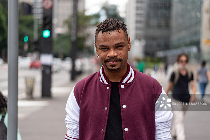 在林荫大道上的黑人男子肖像图片素材