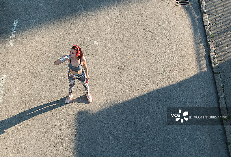 女人喝水瓶俯视图图片素材