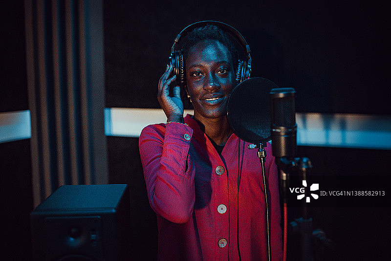 在音乐工作室唱歌和录音的黑人女性图片素材
