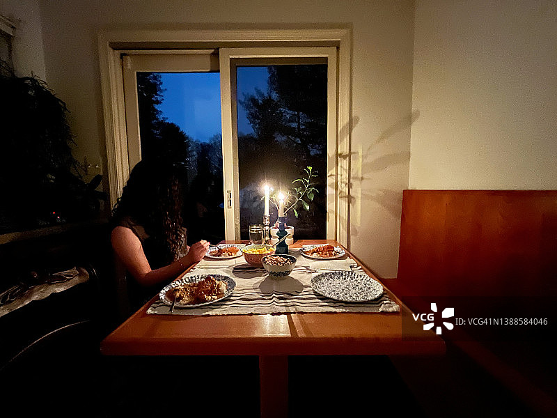 在家自制烛光晚餐的少女图片素材