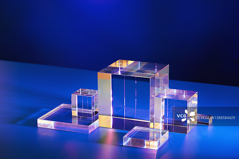 抽象的空心几何形状水晶玻璃立方体基座图片素材