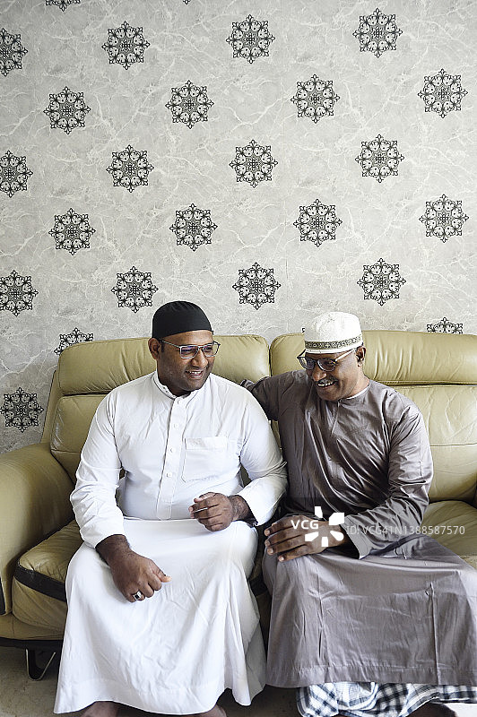 新加坡印度男子和父亲在开斋节的肖像图片素材