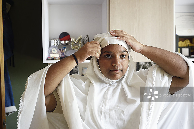 新加坡印度裔青少年戴着头巾进行斋月祈祷图片素材