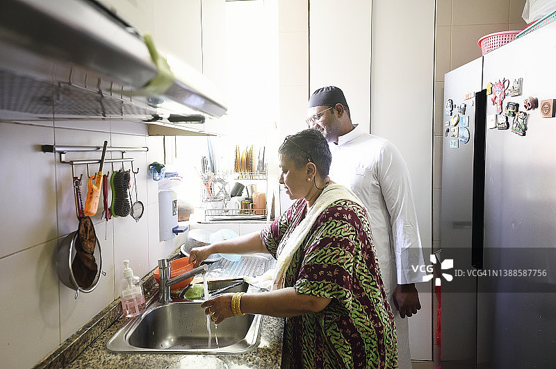 年长的女人和她的儿子一起洗碗图片素材