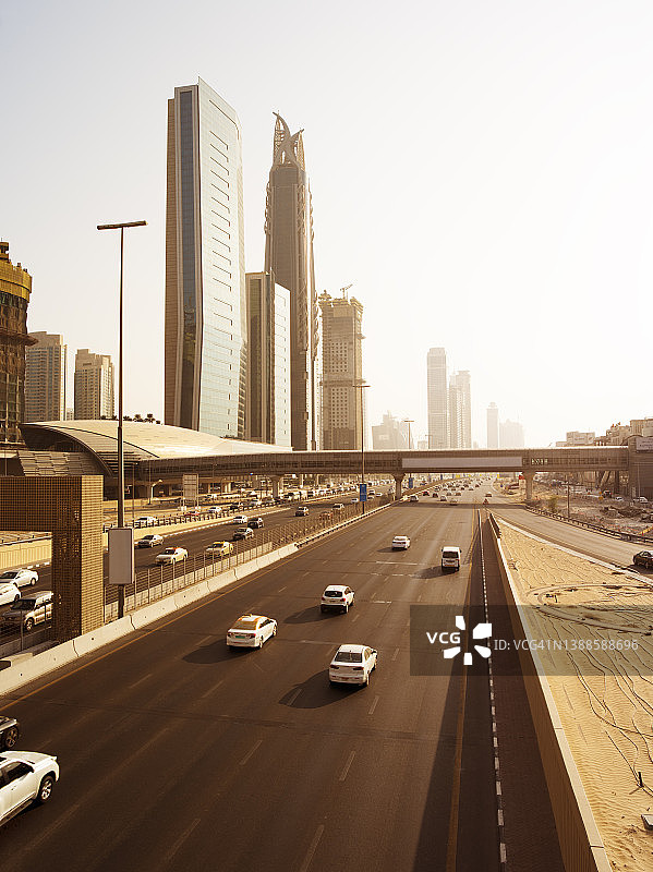 白天谢赫扎耶德路和摩天大楼的鸟瞰图图片素材