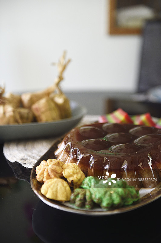 餐桌上的琼脂和糕点（开斋节美食）图片素材