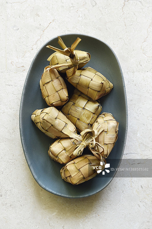 绿色盘子里的粽子图片素材