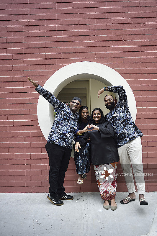 新加坡穆斯林家庭在开斋节图片素材