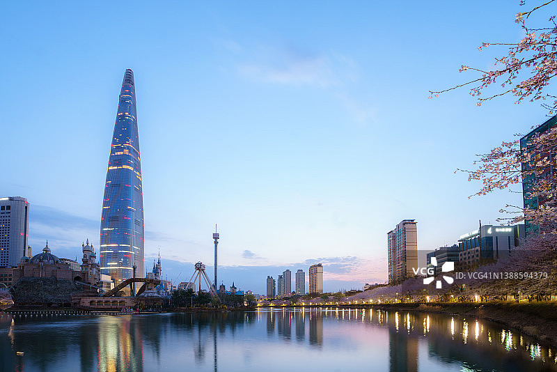 韩国首尔石村湖公园和商业建筑中的樱花，韩国旅游、现代城市生活或商业金融概念图片素材