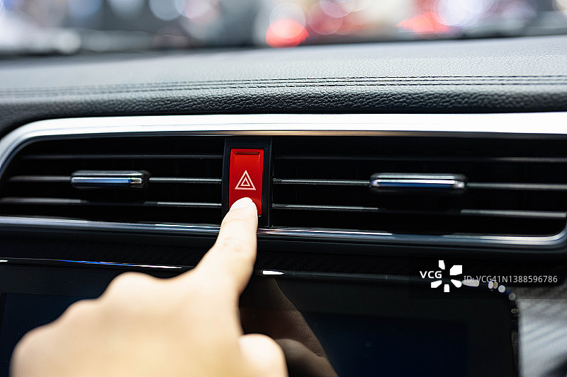手指按下汽车里的警告灯图片素材