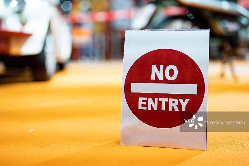 地面上的“禁止入内”标志图片素材