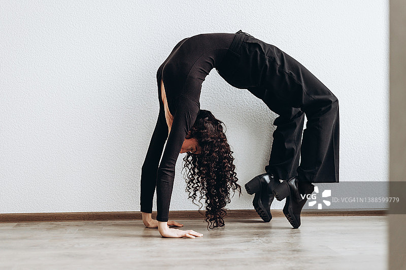 年轻女子练习轮式瑜伽图片素材