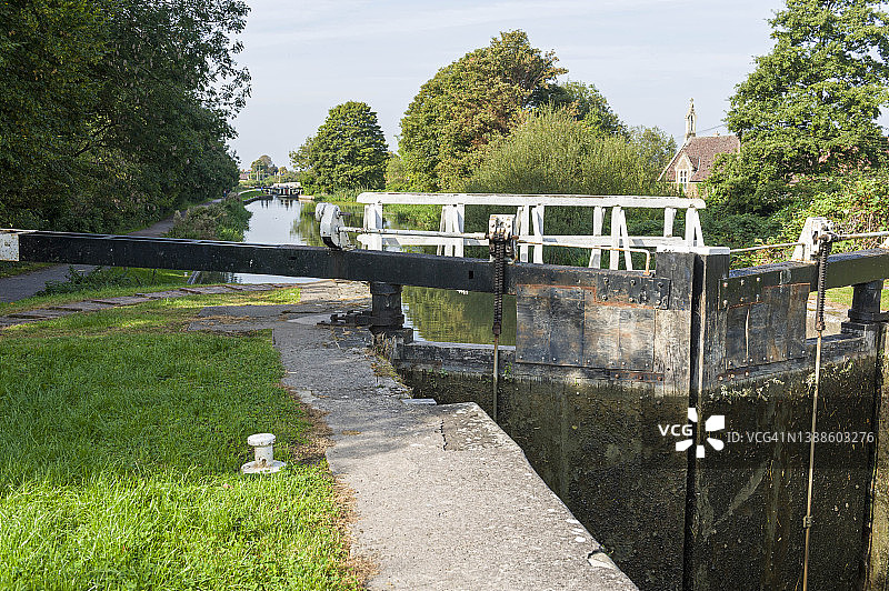 英国威尔特郡迪韦齐斯凯恩山水闸，凯内特和埃文运河上的水闸闸门图片素材