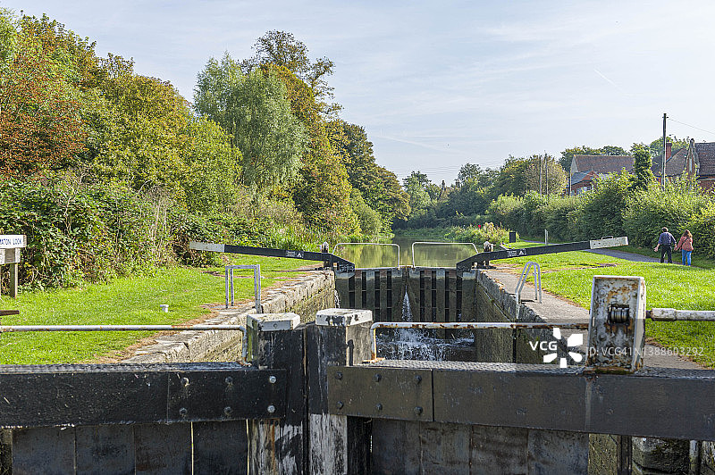 英国威尔特郡迪韦齐斯凯恩山水闸，凯内特和埃文运河上的水闸闸门图片素材