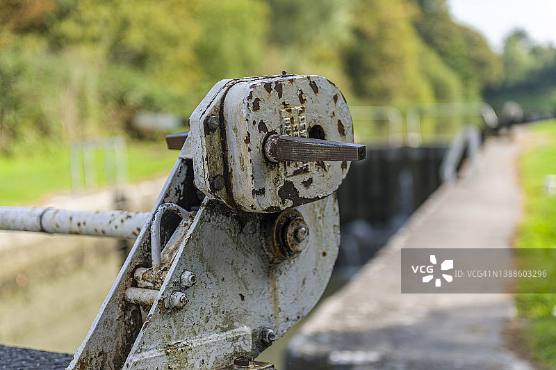 英国威尔特郡迪韦齐斯凯恩山船闸，肯尼特和埃文运河上的船闸细节图片素材