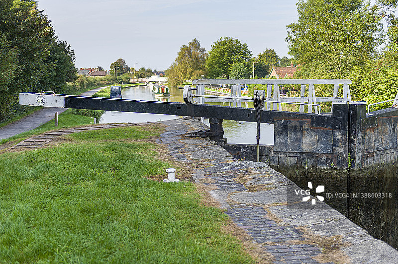 英国威尔特郡迪韦齐斯凯恩山水闸，凯内特和埃文运河上的水闸闸门图片素材
