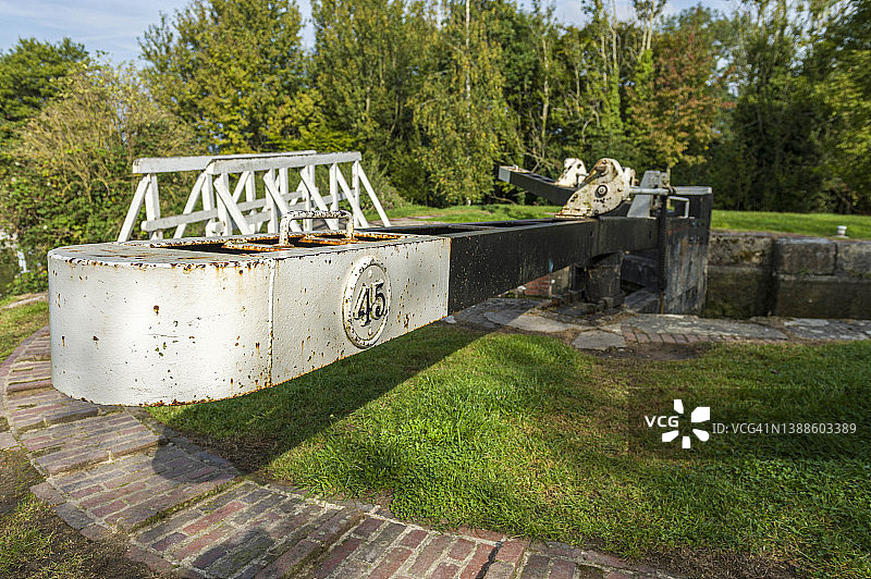 英国威尔特郡迪韦齐斯凯恩山水闸，凯内特和埃文运河上的水闸闸门图片素材