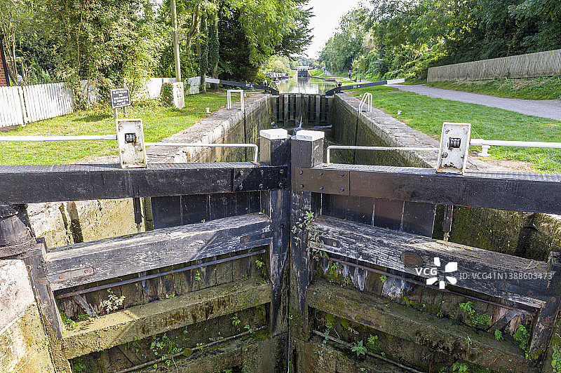 英国威尔特郡迪韦齐斯凯恩山水闸，凯内特和埃文运河上的水闸闸门图片素材