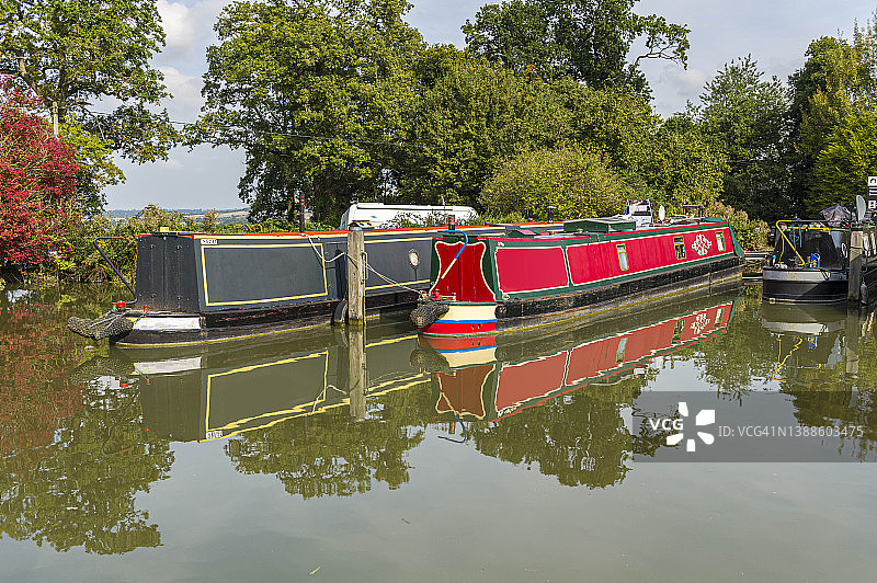 英国威尔特郡凯恩山船闸的运河船只图片素材