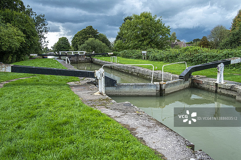 英国威尔特郡迪韦齐斯凯恩山锁，凯内特和埃文运河上的锁门图片素材