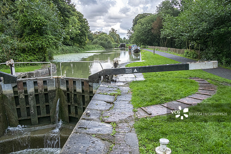 英国威尔特郡迪韦齐斯凯恩山锁，凯内特和埃文运河上的锁门图片素材