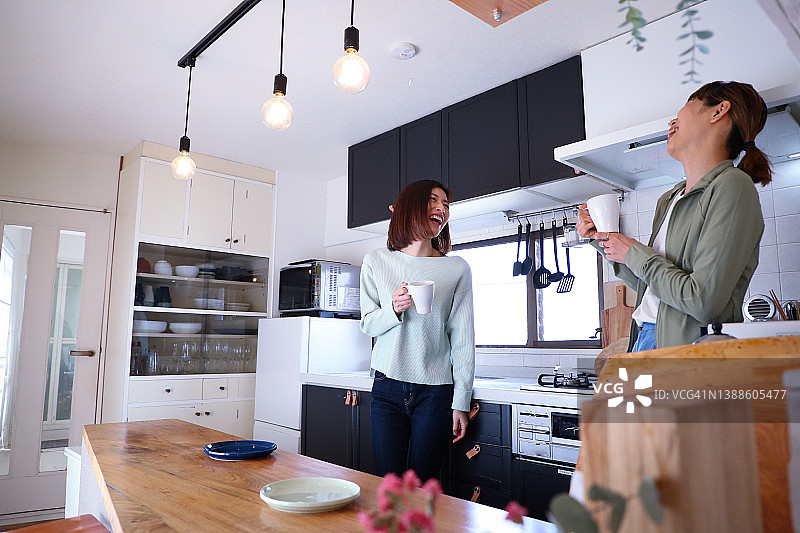 女性之间相互展示共情图片素材