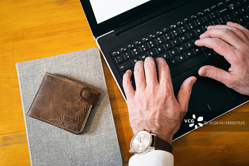 餐厅里身份不明的商人身边的皮钱包图片素材