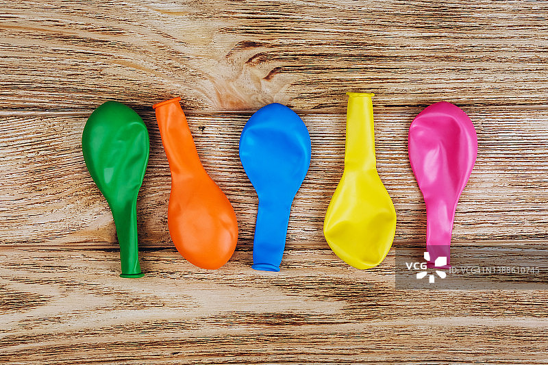 木质背景上的瘪气气球图片素材