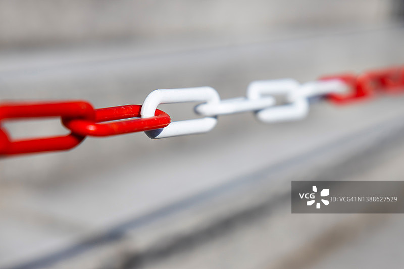 红白色路障链图片素材