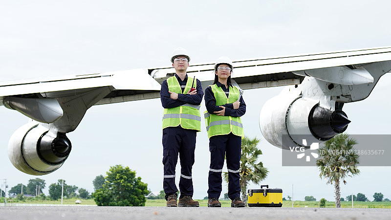 工程师修理和维护飞机图片素材