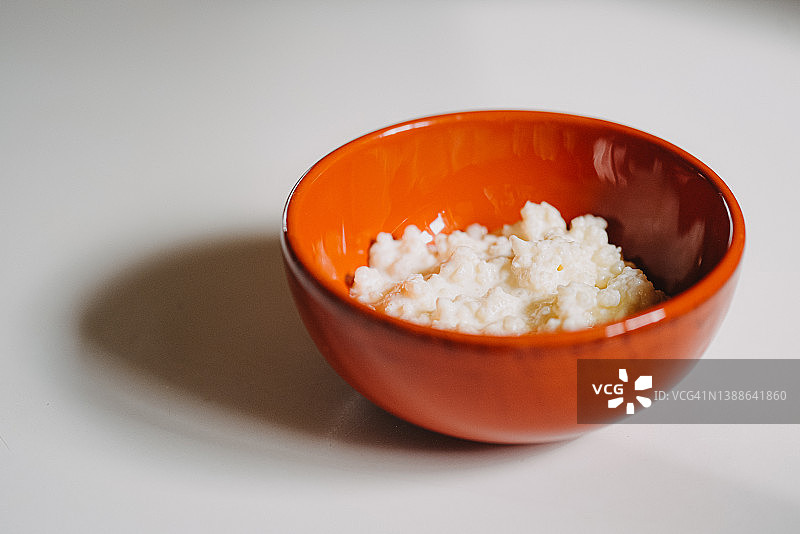 瓷碗中盛放的开菲尔颗粒图片素材