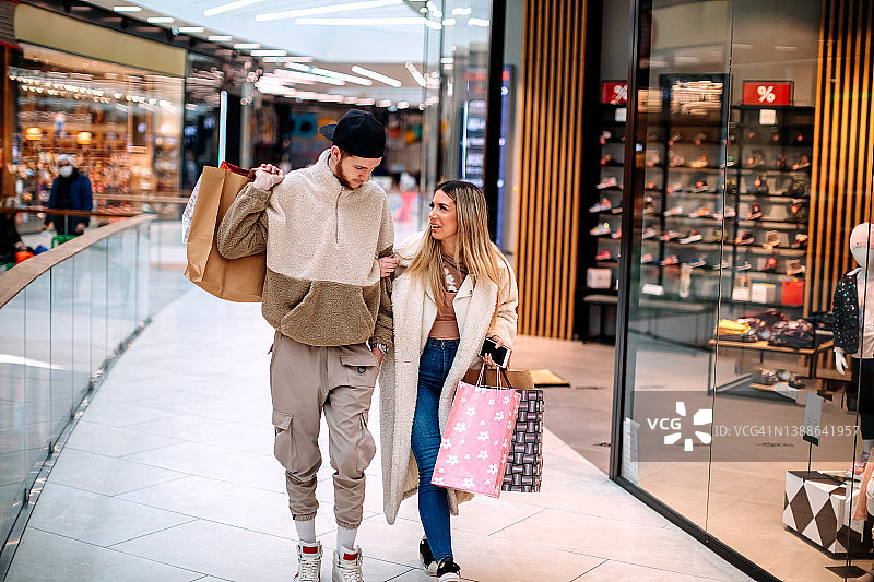 朋友们在购物中心一起逛街图片素材
