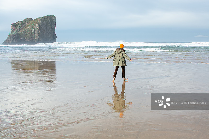 在秋季海滩边跳舞的成年女性图片素材