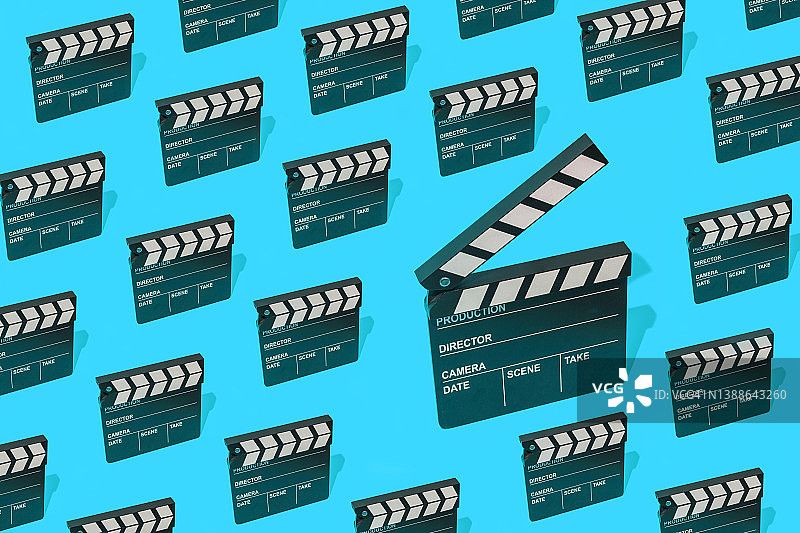 蓝色背景上的电影场记板图片素材