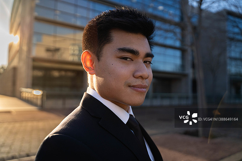 看着镜头的亚洲男商人图片素材