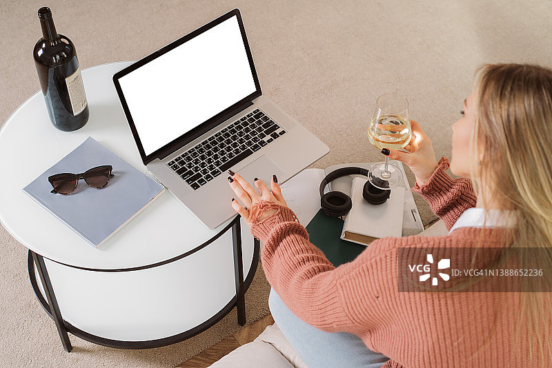 在家品酒用笔记本电脑的女人图片素材