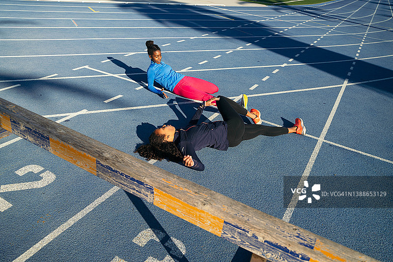 两个黑人女孩躺在地板上伸展图片素材