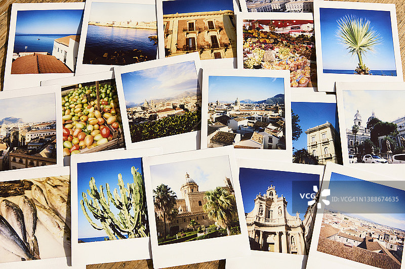 摆放在桌上的西西里岛旅行照片图片素材