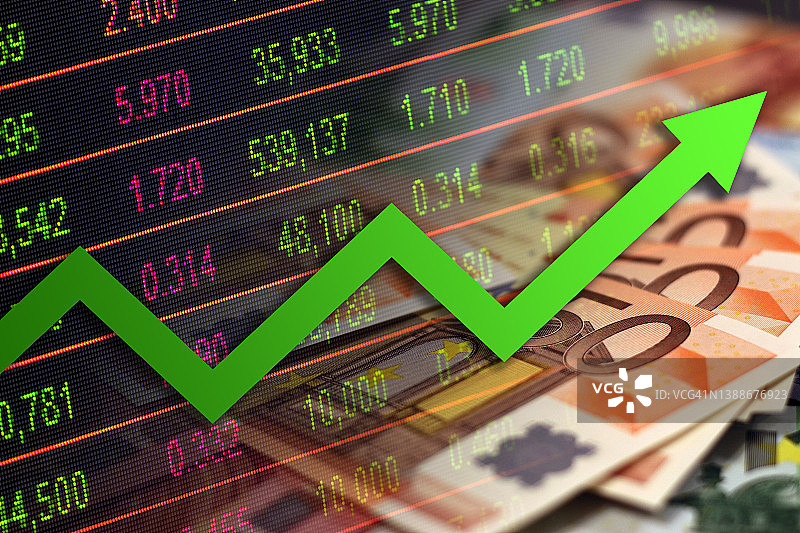 经济图表：绿色上升箭头、欧元和股票交易所图片素材