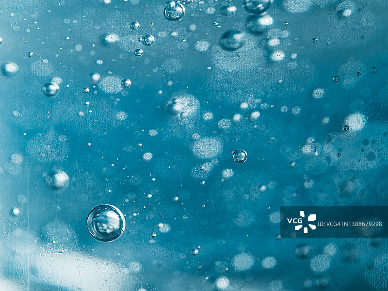 蓝色水中的气泡图片素材