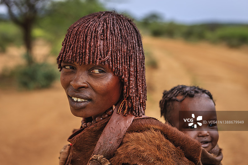 来自埃塞俄比亚哈默部落的妇女抱着她的孩子图片素材