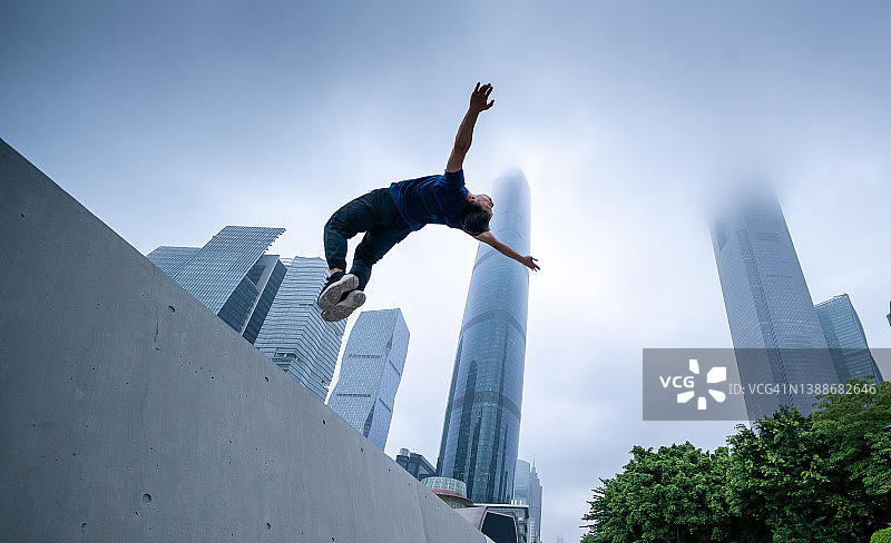 在广州的城市跑酷图片素材