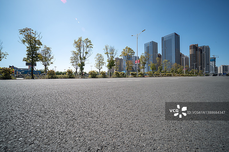 城市建筑前的沥青路图片素材