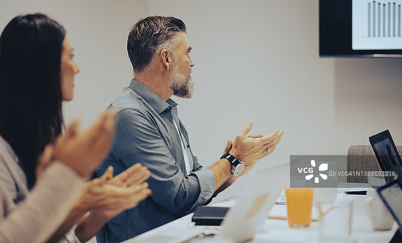 带有图表和图形的商务演示文稿图片素材