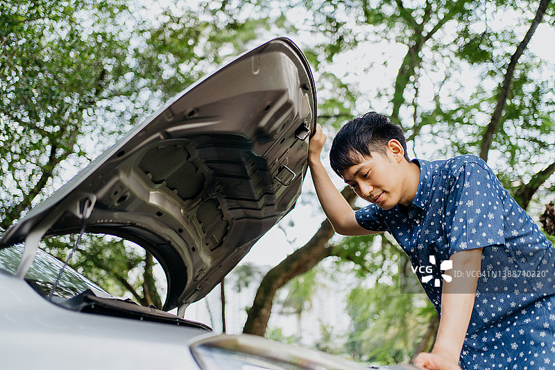 乡村道路上的汽车故障图片素材