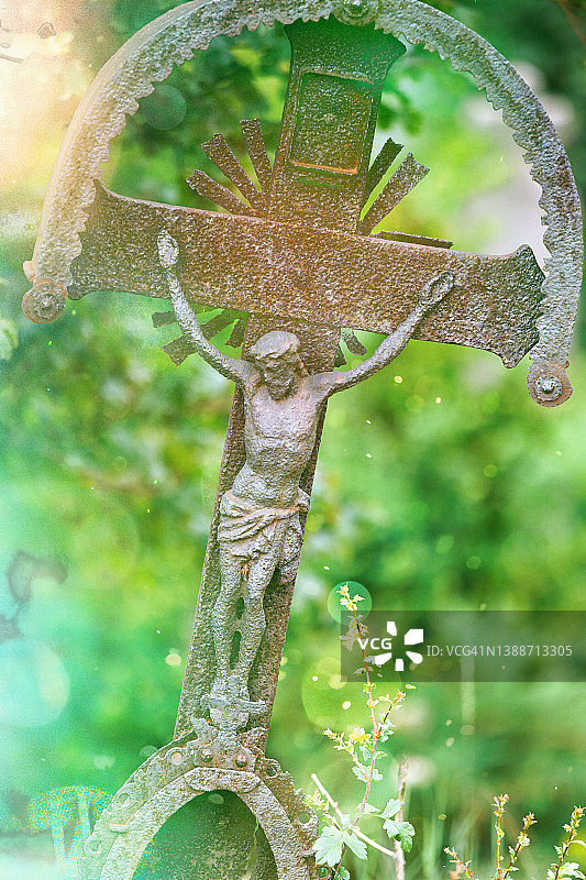 废弃墓地中的生锈的十字架图片素材
