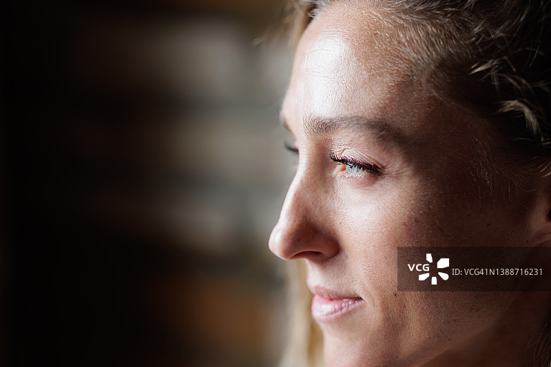 面带满意表情的女人侧脸特写图片素材