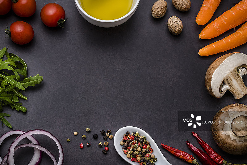 黑色背景上的食材框架图片素材