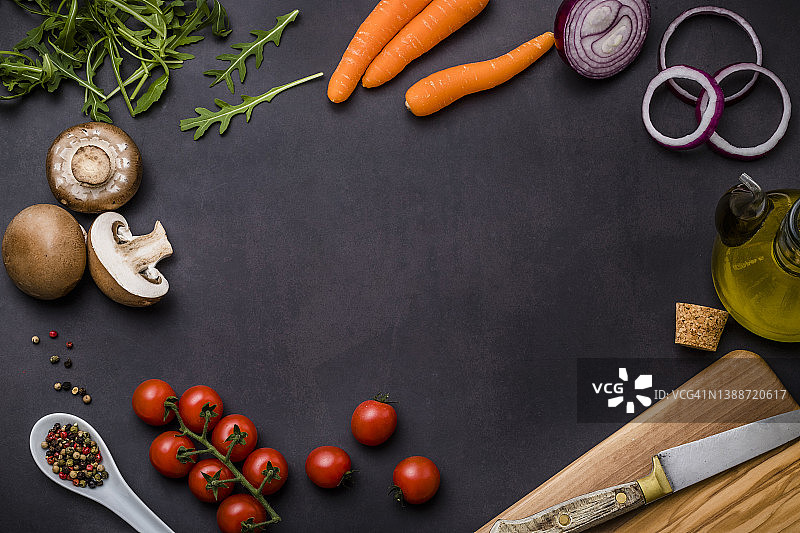 黑色背景上的生鲜蔬菜画框与文案空间图片素材